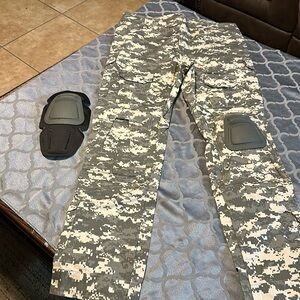 Carpenters pants with knee pads camouflage 10 pockets new size Large -Regular